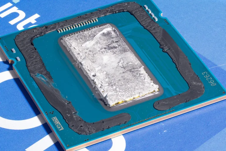 Intel Rocket Lake Desktop CPU’s Super High-Resolution Die Shots are Shared on the Internet, Tested While Being Delidded