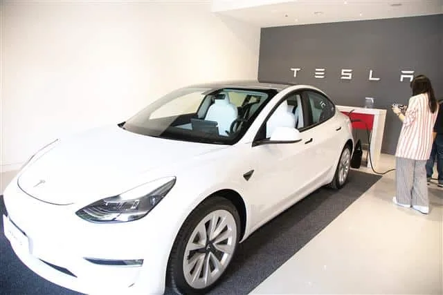 India News Roundup: Tesla looks for suppliers, Apple faces lawsuit, and more