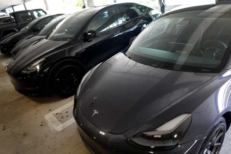 Uber will offer up to 50,000 Tesla cars to its drivers through Hertz rental deal