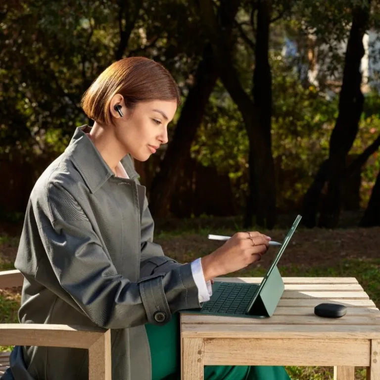 The OnePlus Pad promotion image reminds us of Surface Pro