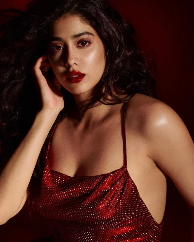 Janhvi Kapoor Hot Photos