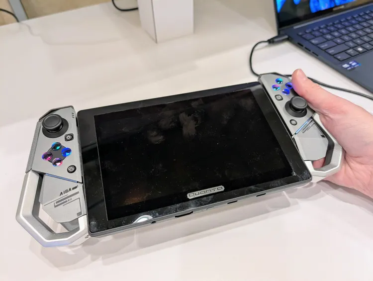Intel Showcases Modular Handhelds & “Lunar Lake” Laptops at CES 2025: A Glimpse into the Future of Computing