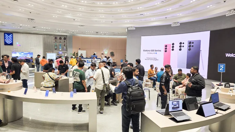Samsung’s flagship store at BKC with over 700 early deliveries of Galaxy S25 series