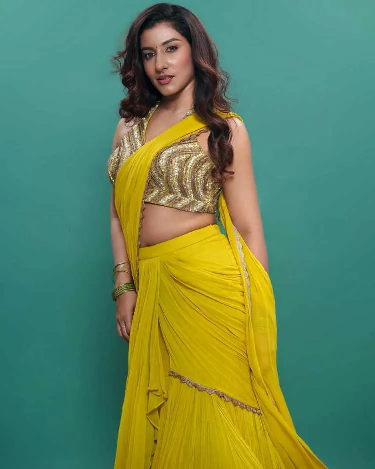 Vishnu Priya Stunning Photoshoot: 12 Looks That Redefine South Indian Glamour