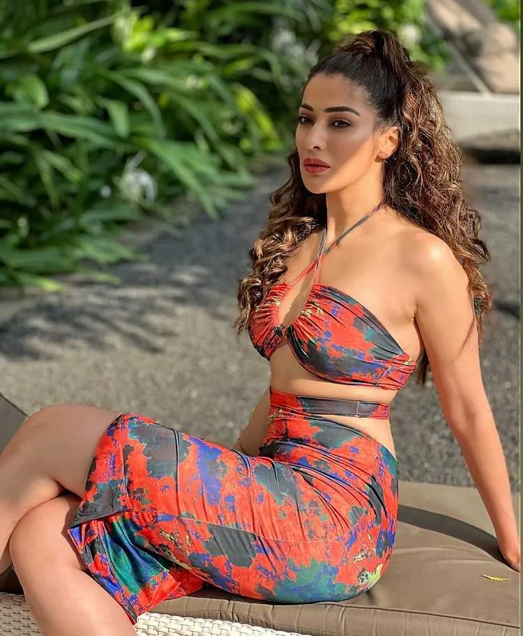 Raaisi f