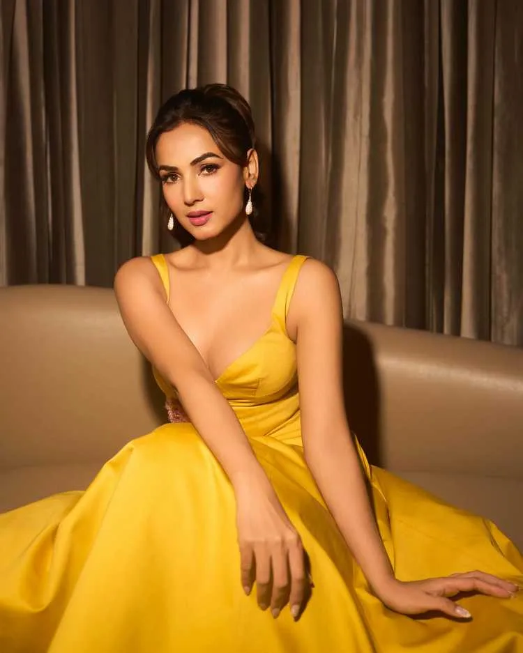 Sonal Chauhan 2025 Photoshoot: A Captivating Blend of Elegance, Style, and Timeless Charm