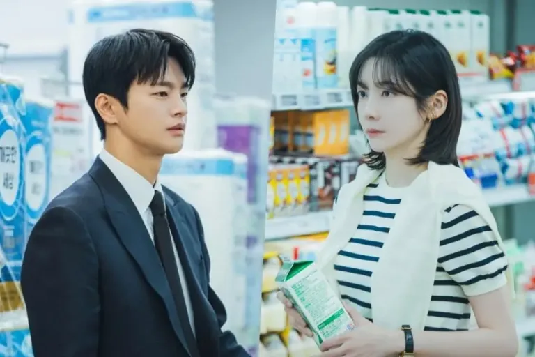 Seo In-guk and Park Ji-hyun Run into Each Other Outside the Office in “See You at Work Tomorrow”