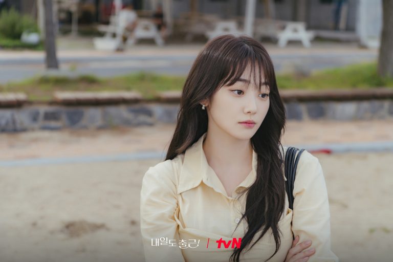 “See You At Work Tomorrow!” New Stills: Park Ji Hyun Just Can’t Look Away From Seo In Guk