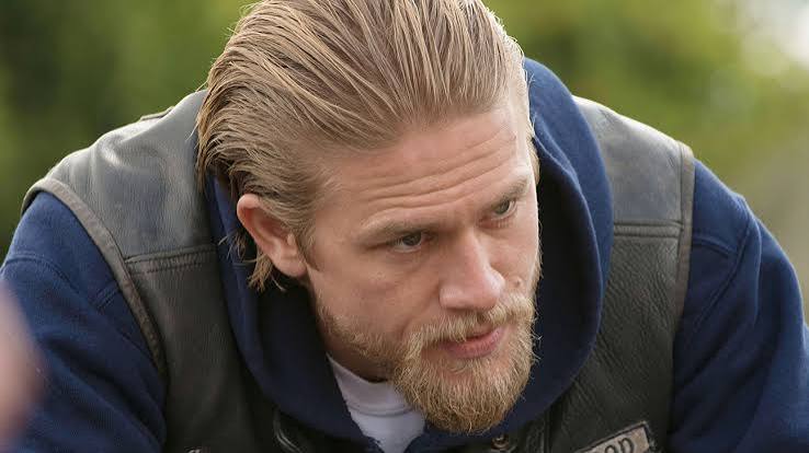 Charlie Hunnam Sons of Anarchy Return Gets Kurt Sutter’s First
