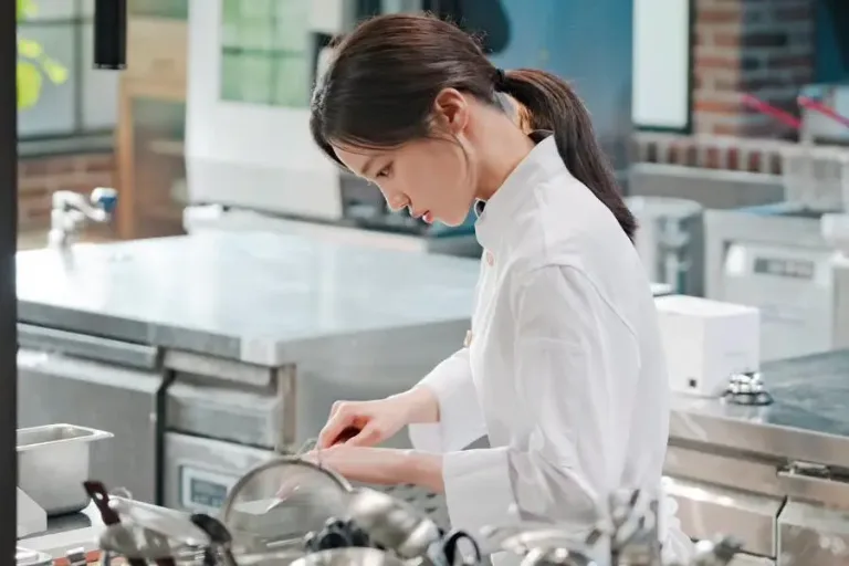 “Final Table” First Look: Hong Hwa Yeon Trades the Dining Floor for the Kitchen in JTBC’s High-Stakes Chef Survival Drama with Ahn Hyo Seop