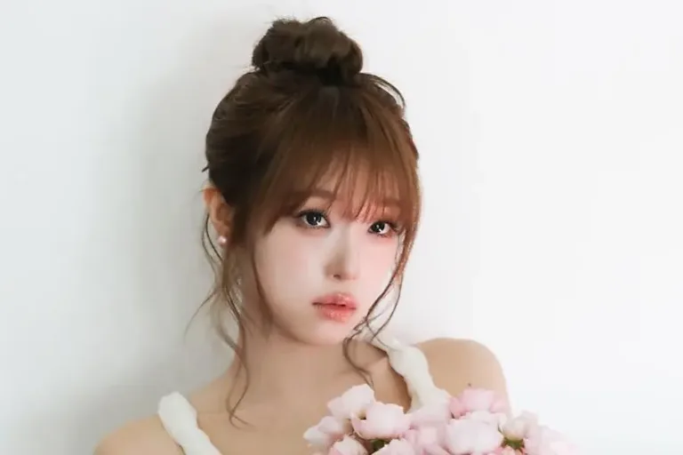 Yena Teases Official Light Stick Version 2: Heart Design Gets Wings, Pre-Orders Open October 19