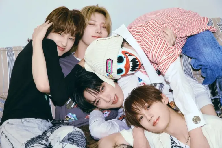 hrtz.wav Unveils Official Light Stick: First Glimpse and Pre-Order Date